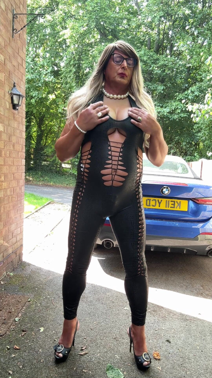 Kellycd2022: Sexy crossdresser kellycd2022 trong pvc đen catsuit và giày cao gót