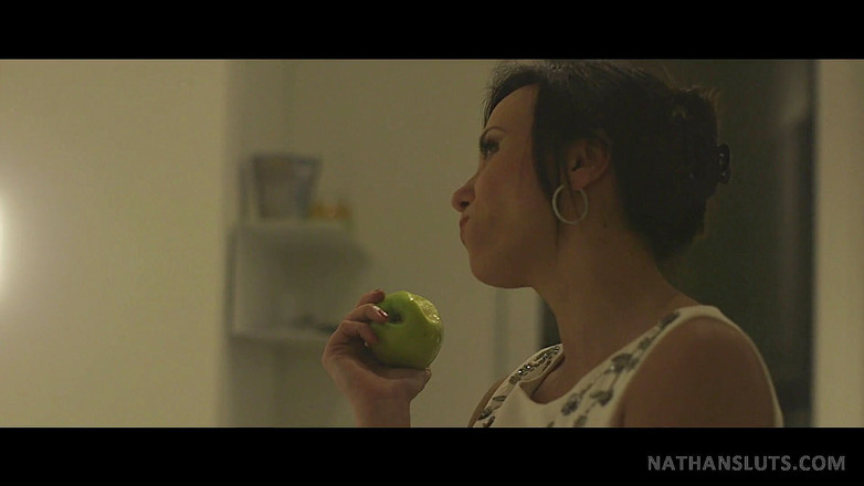 Nathansluts: Alysa é fodida por um amigo depois de um boquete desleixado