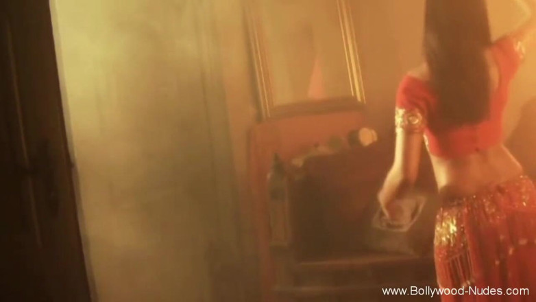 Bollywood Nudes: She learns how to seduce men this way