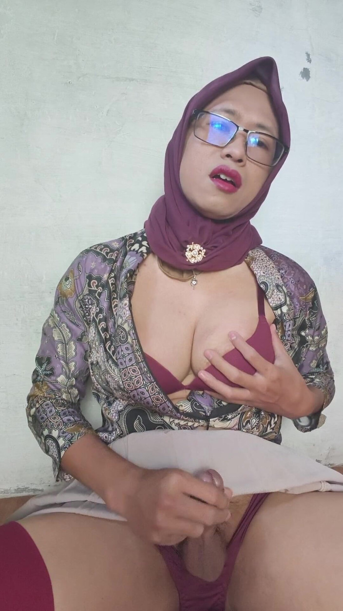 Mitha Zhe: Big Boobies Hijab Shemale Mitha Dildoing Her Asshole