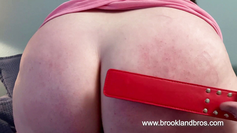 Brookland Brothers: İri güzel kadın mastürbasyon yapıyor ve üvey babası tarafından şaplaklanıyor!