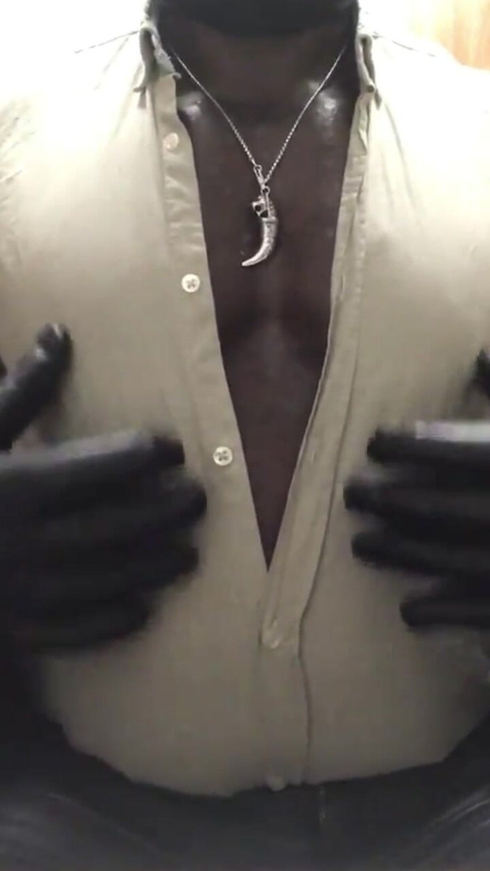 Black smoking muscle stepdad: Bertentangan dengan puting kulit bertentangan dengan perut bloated merokok