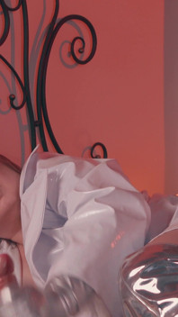 Handjob in Lederhandschuhen Von einer strengen MILf, domina für einen vom ficken erschöpften Sklaven. Herrin mit dicken titten in Pvc-Regenlack.