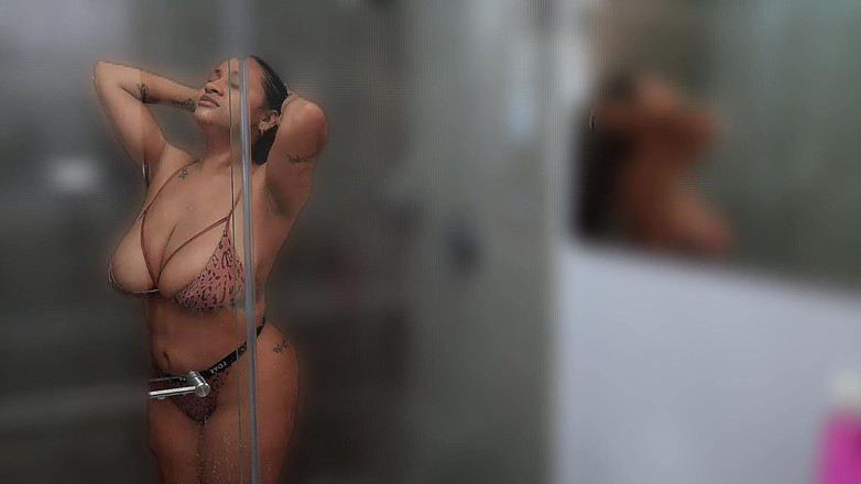 GIULIANA_BIG: Esmer Büyük Göğüsler Spor Sonrası Küvette Dokunuldu