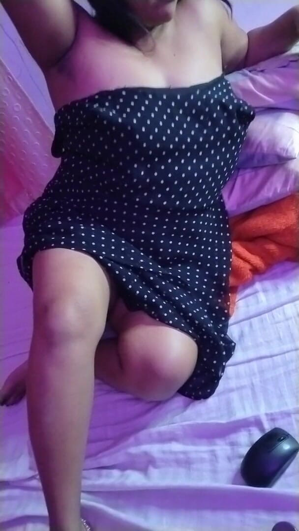 HotGirl21: Awek desi panas menunjukkan di sini badan dengan kain hitam.
