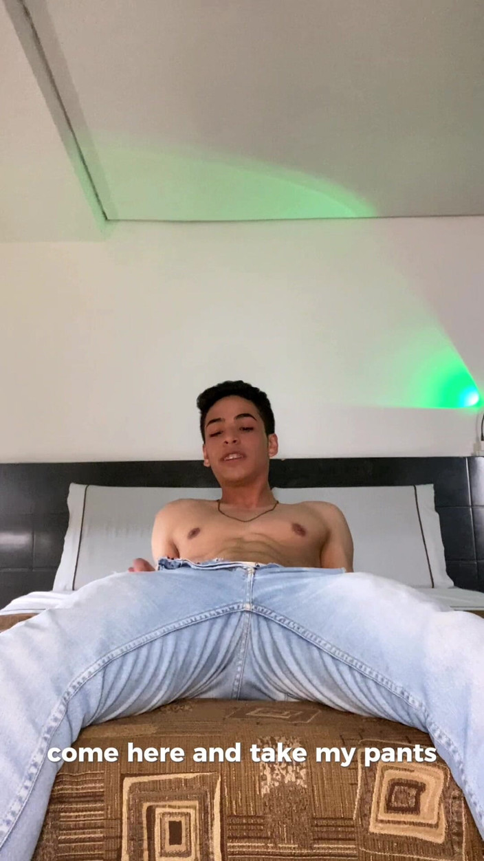 aodaboy: 젊은 남자와 바람을 피우다