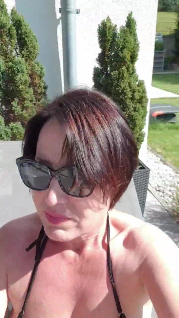 JulieEroticDress: Ejaculare multiplă lângă vecinele mele