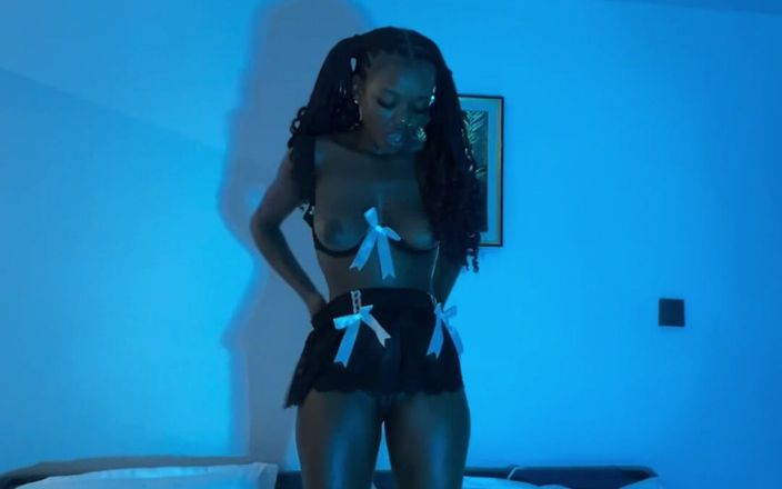 SEXXY-DAISY: Dans la chambre rouge, mouillée et élégante