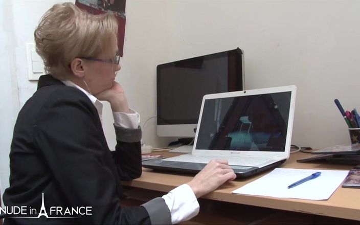 Nude in France: Primer día de trabajo, nuestra nueva secretaria es analizada por...