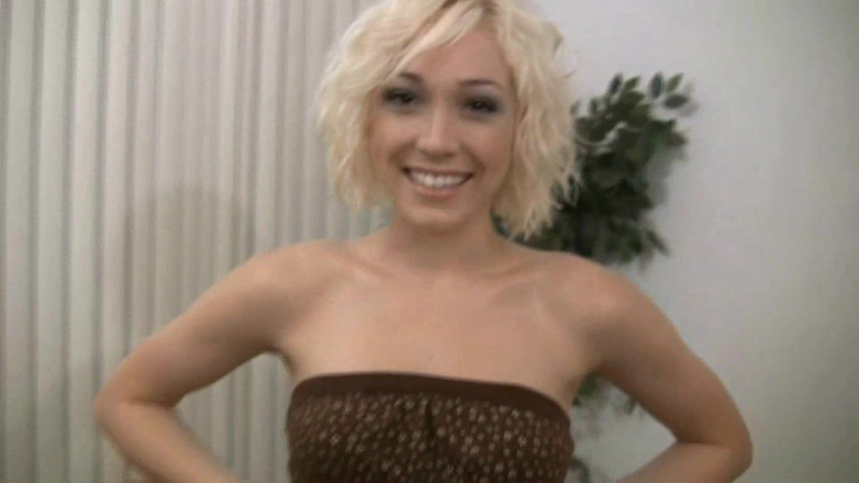 Injoy X: Грудастая юная блондинка раздевается догола, прежде чем играть со своим дилдо