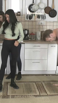 Le Tre Belle Mistress Puniscono Lo Schiavo