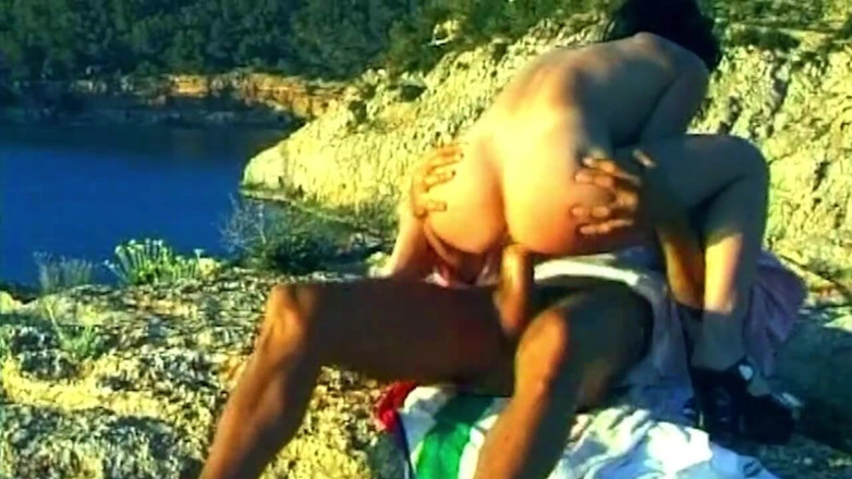 Deutsche Amateur Pornos: Throbbing Cock Stretches Hairy Pussy Outdoors Wildly