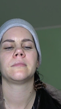 Anna îngheață și își alege nasul într-o șapcă acasă
