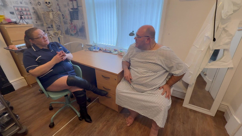 Aaexperiencesltd: M. Hughes va voir la mère Satana, cockologue, pour aider...