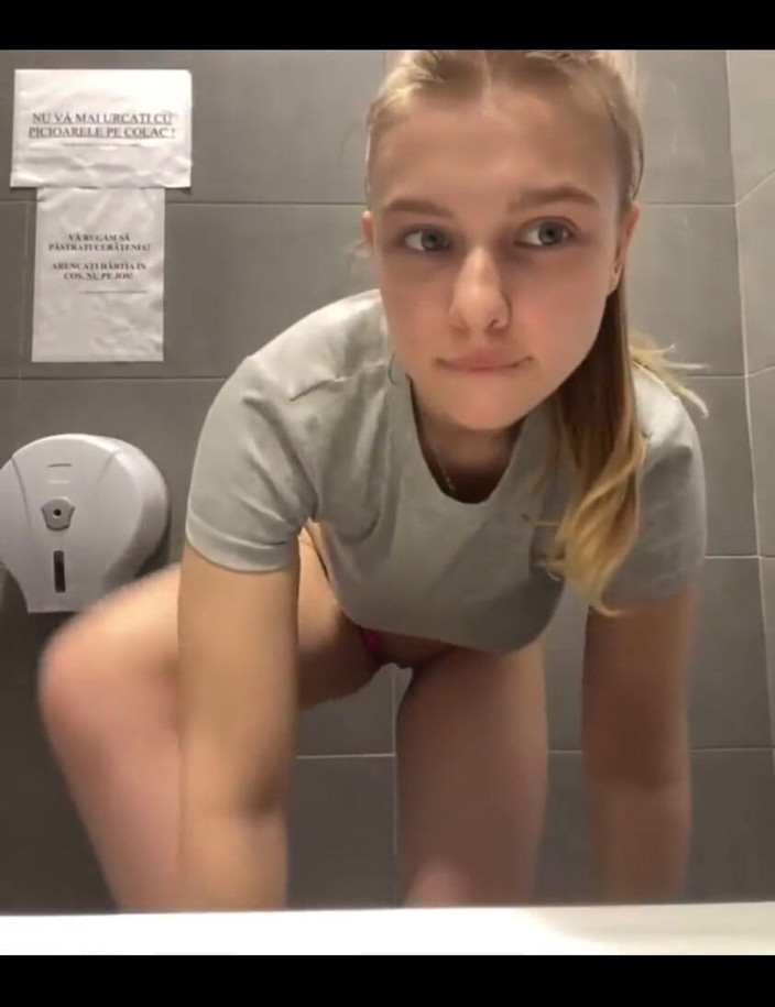 JuiceLussie: Veřejné kouření se spoustou slin