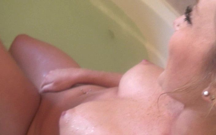 Pervy Studio: Babe in bath tub