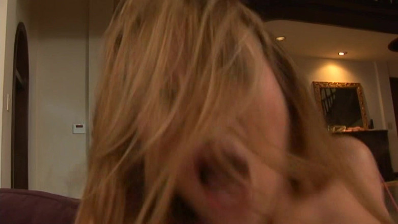 Hot Girlz: Sexy Asiatka randí s cizincem a šuká jeho velkého ptáka