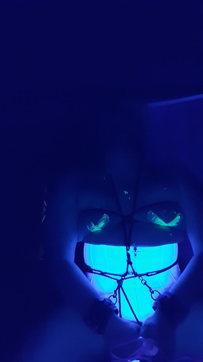 Roxxie rae page: Black Light zelf bondage