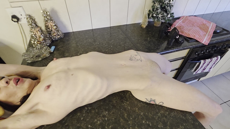 Mpussypunisher: Hubená dívka kouří předvádí své hubené tělo