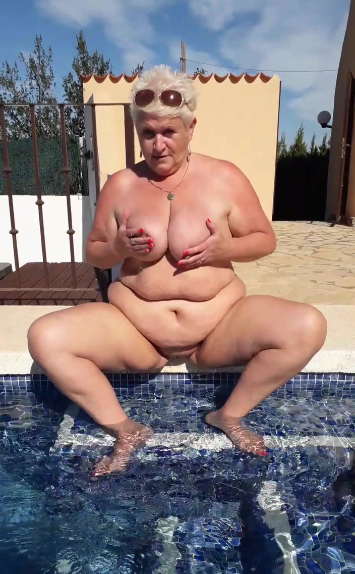 Uk Joolz: 裸でプールの端に座って、ただ遊んでいるだけ