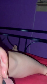 Sexy masturbación con la mano y bonitos pies