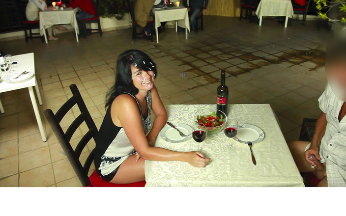 Alexandra Wett: Público extremo! Orgía caliente lamiendo y follando en un restaurante