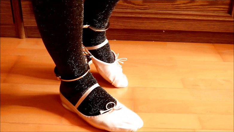 Crossdresser Violeta: 娘娘腔穿着lurex连裤袜，芭蕾 tutu，体操拖鞋和 legirons