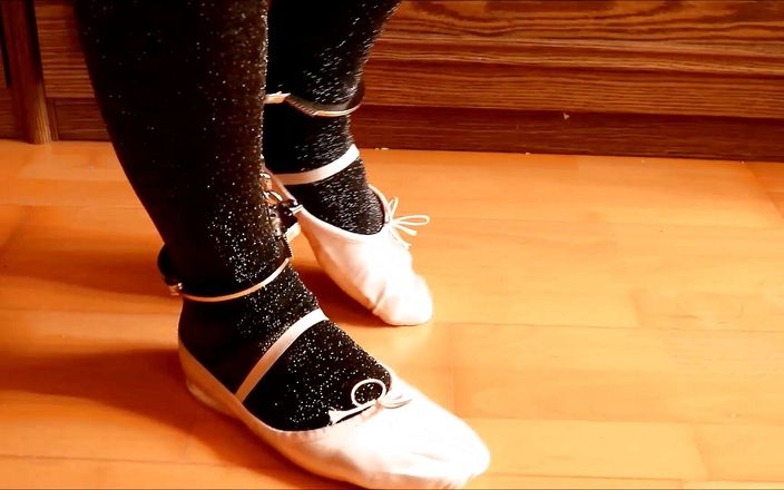 Crossdresser Violeta: Maricas usa uma meia-calça lurex, balé belgrado, chinelos de ginástica...