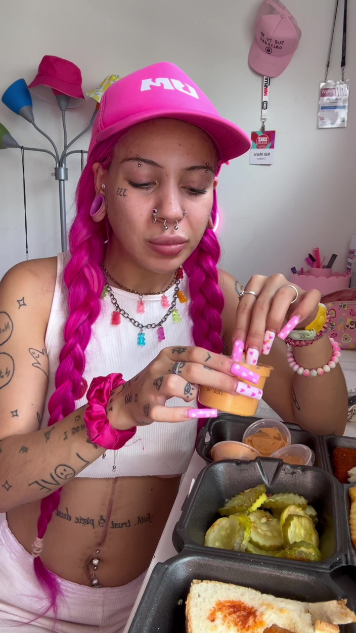 Nali Marie: Mukbang eten, exploderende enorme maaltijd over de kipkaas op gezicht...