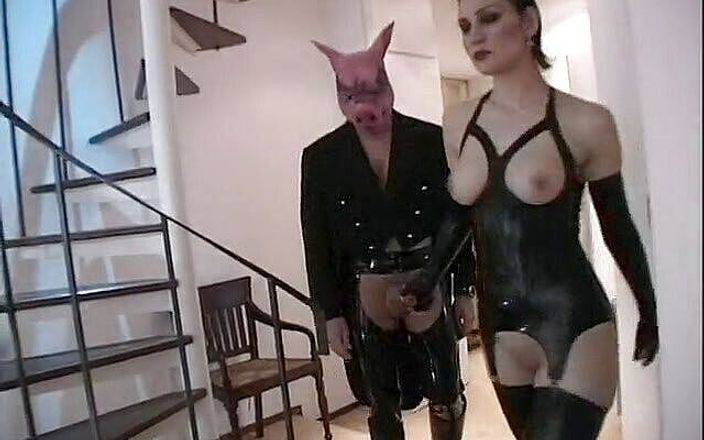 Xtime Network: Orgia z facetem ubranym w maskę świni i lateksowe skanki