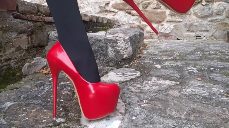 LauraOnHeels: 美しい脚と信じられないほどのハイヒールを持つ熟女