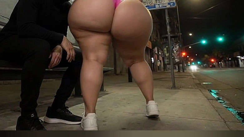 Animate golden: Big Ass Girl w obcisłych różowych leginsach zostaje publicznie wpatrzona