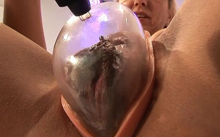 FoxyMedia: 年配の熟女が初めて自分でマンコポンプを試す