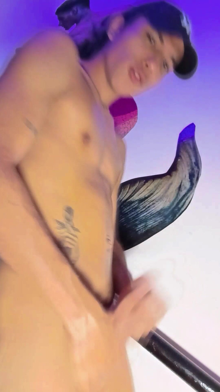 Tomas Styl: Latin American Bathing in Oil and Dances Sexy While His...