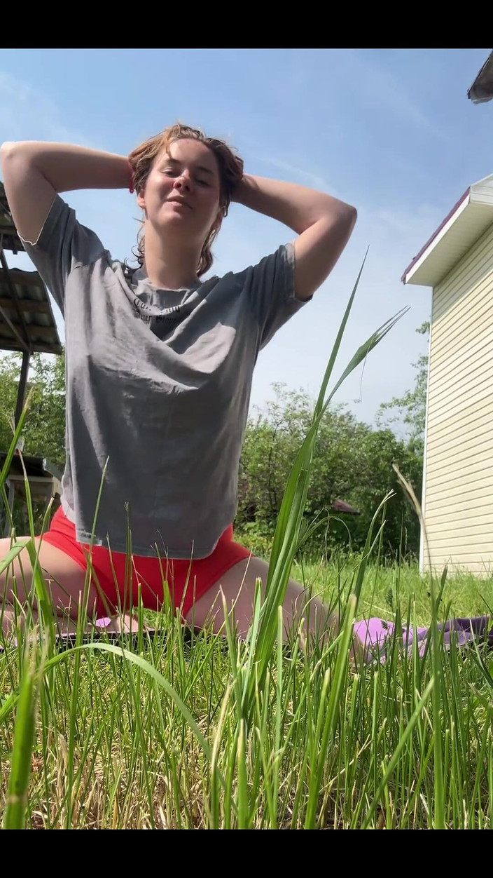 Fox Flame: 여름이면 거리에서 요가를 해요