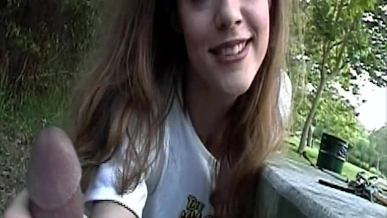 NAUGHTYPOLSKA: Handjob amatur di taman