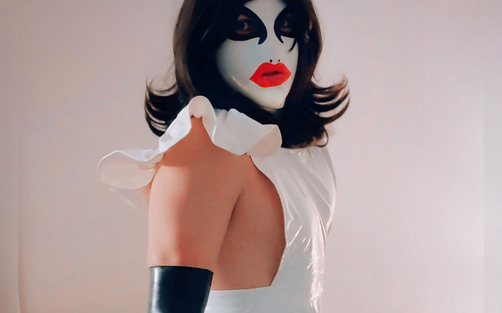 Gabi92: Servitoare efeminată în latex