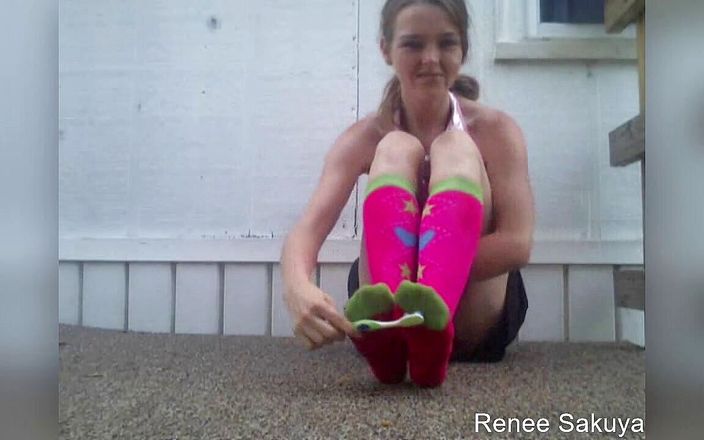 Renee Sakuyas Studio: Diş fırçasıyla uzun diz çoraplı ayaklarını açık havada gıdıklıyor