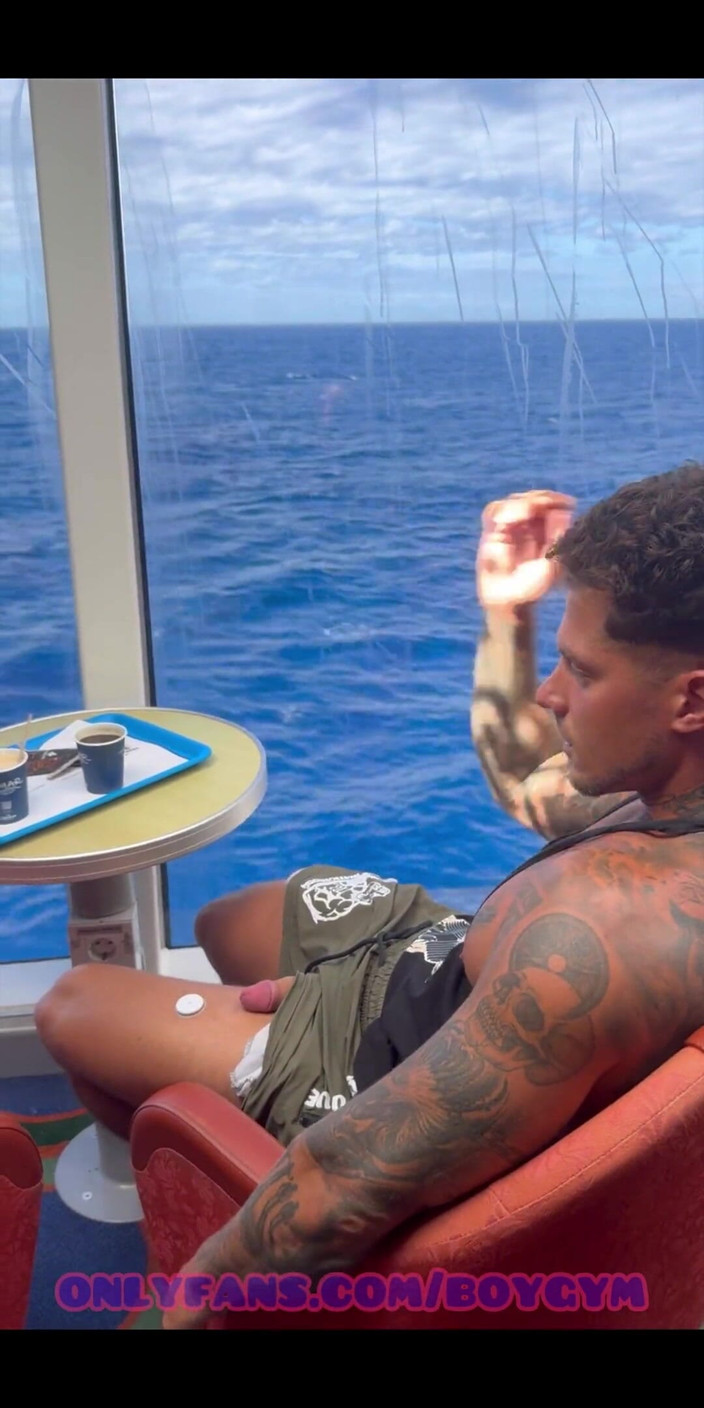 BoyGym: Cazzo esibizionista in barca