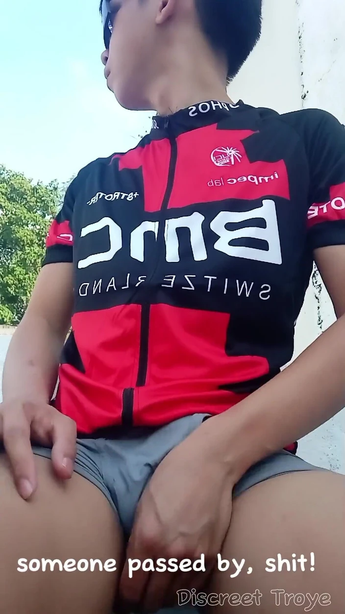 Troye_AsianPinoy: Selepas Menunggang Panjang, Saya Berhenti Di Sini Untuk Merakam Pancutan...