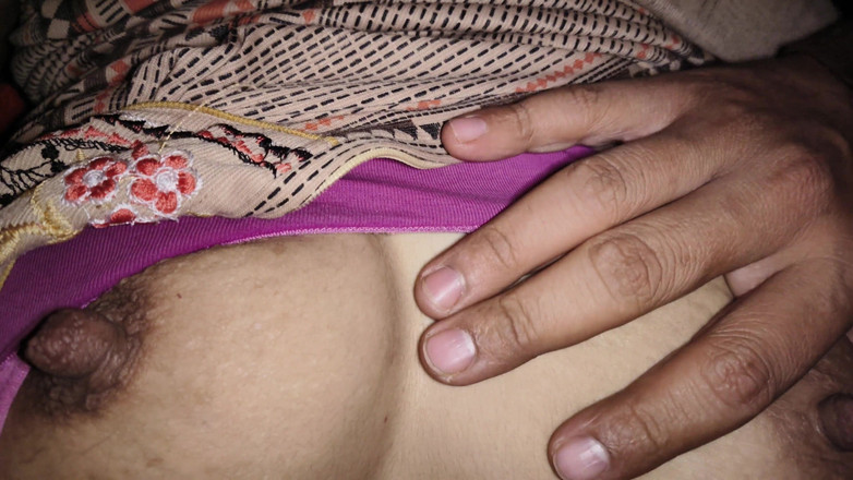 Soniya Singh: Orta yaşlı seksi kadın beni sikiyor ve yarak emiyor