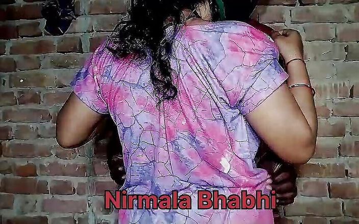 Nirmala bhabhi: Ateşli yenge romantizm ve komşuyla sikişiyor