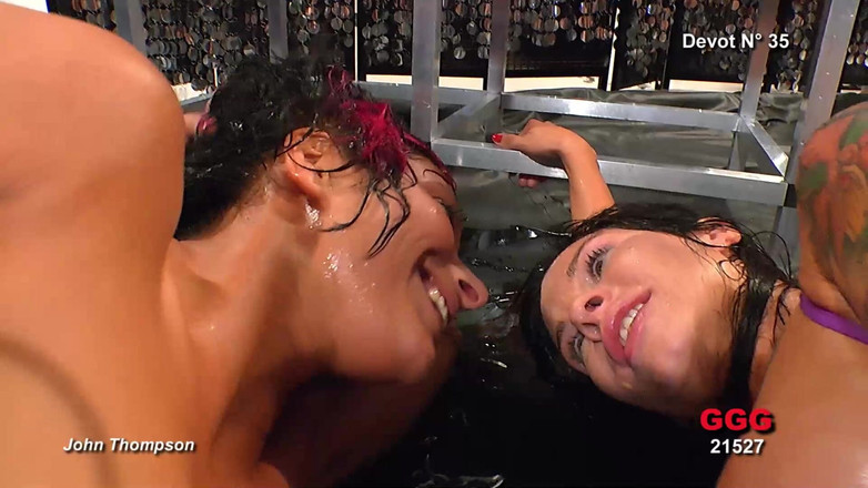 Piss Lover: Ggg John Thompson - Jaqueline Mia și Nicky Wild futai în trei