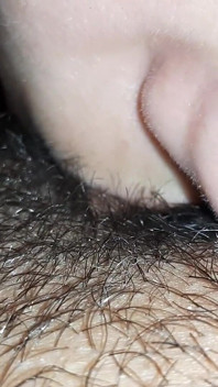 Léchage de chatte poilue avec orgasme rapide en gros plan