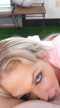 Seksowna milf Nikki Sexx POV obciąganie głębokie gardło spust połknąć