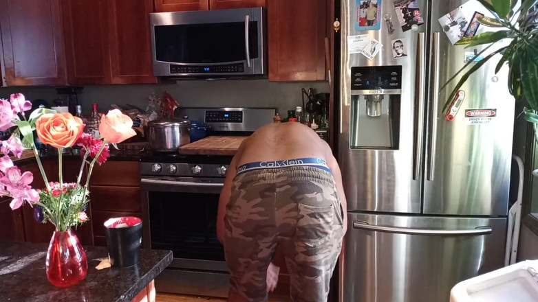 Kennie Jai: Kennie Jai si masturba in cucina e si fa un...