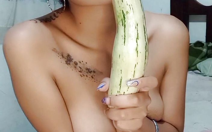 Reina Fantasy: I masturbate with a cucumber while I imagine your cock