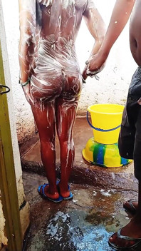 La mia ragazza incinta fa il bagno all'aperto in un ambiente sporco
