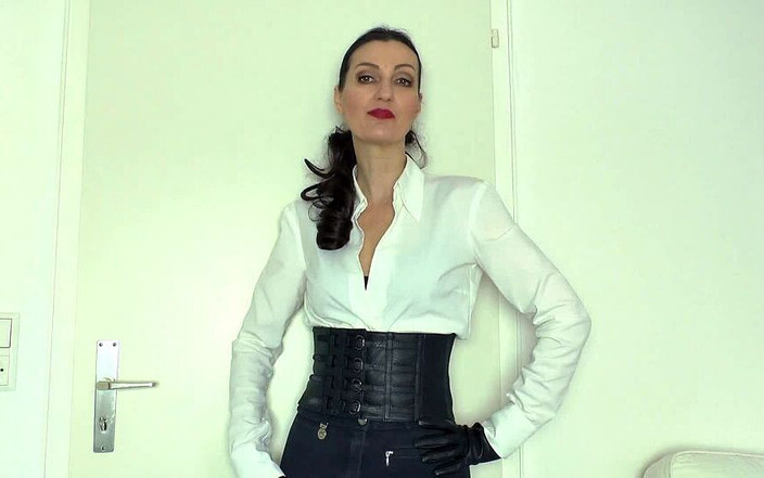 Lady Victoria Valente: Ikat pinggang ketat lebar bagian 71