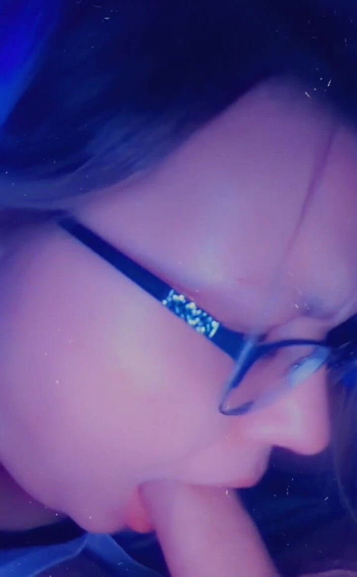 Funhousewife69: Kan inte sitta bredvid en hård kuk och inte lägga...